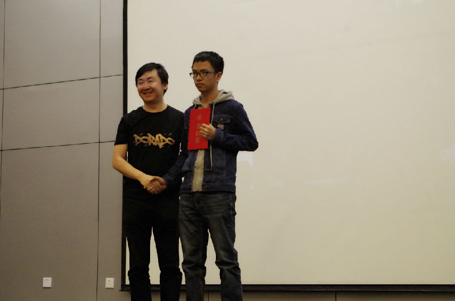王小川学长为冠军同学颁奖.JPG