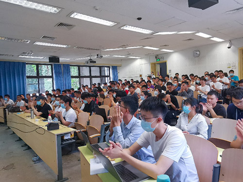 新生同学们认真听è??.jpg